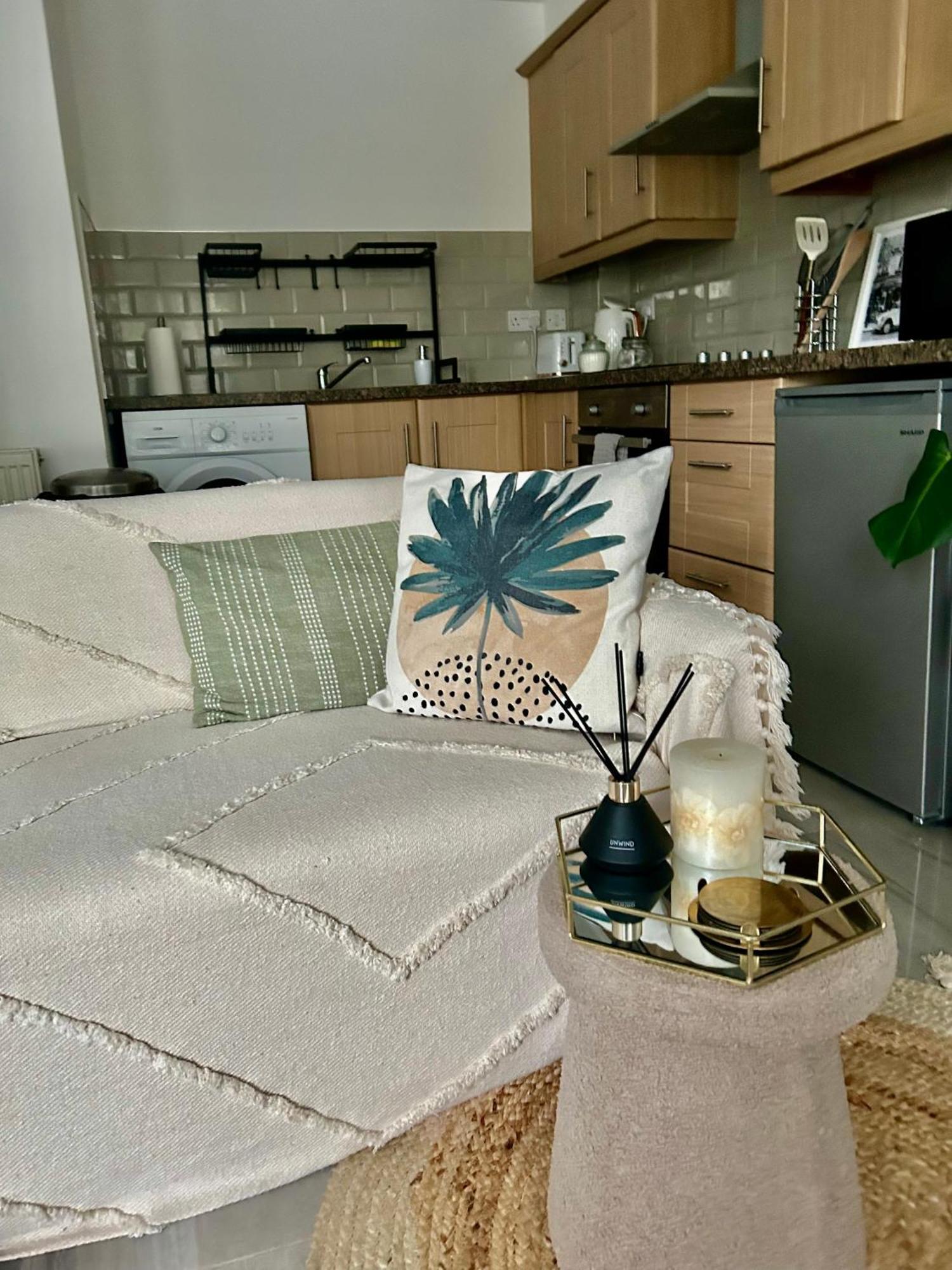 Modern 2 Bed Apartment With Free Parking And Netflix Dawley Ngoại thất bức ảnh