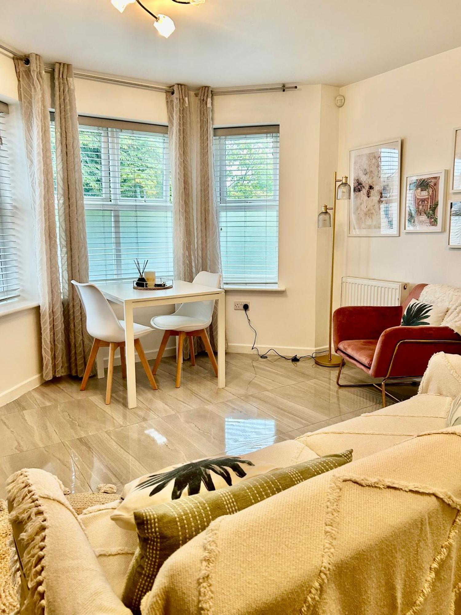 Modern 2 Bed Apartment With Free Parking And Netflix Dawley Ngoại thất bức ảnh