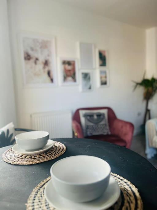 Modern 2 Bed Apartment With Free Parking And Netflix Dawley Ngoại thất bức ảnh