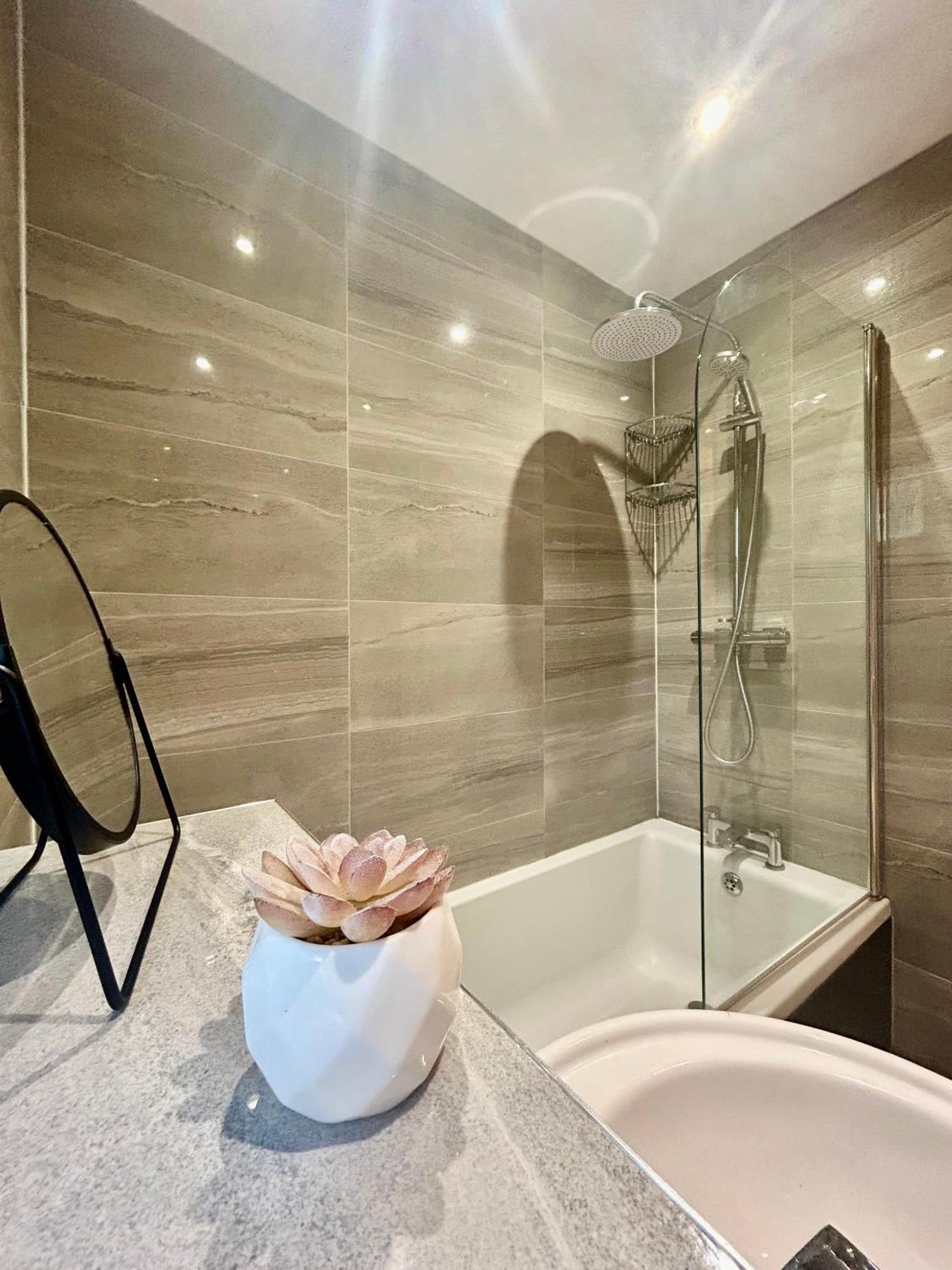 Modern 2 Bed Apartment With Free Parking And Netflix Dawley Ngoại thất bức ảnh