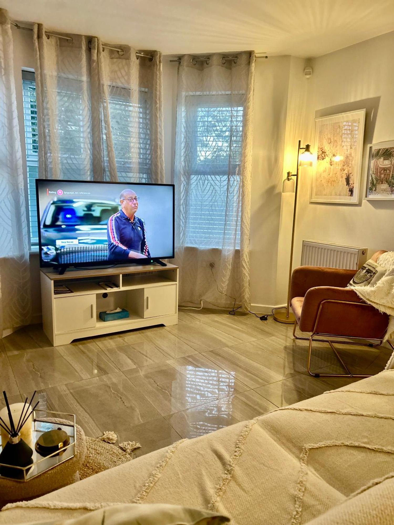 Modern 2 Bed Apartment With Free Parking And Netflix Dawley Ngoại thất bức ảnh