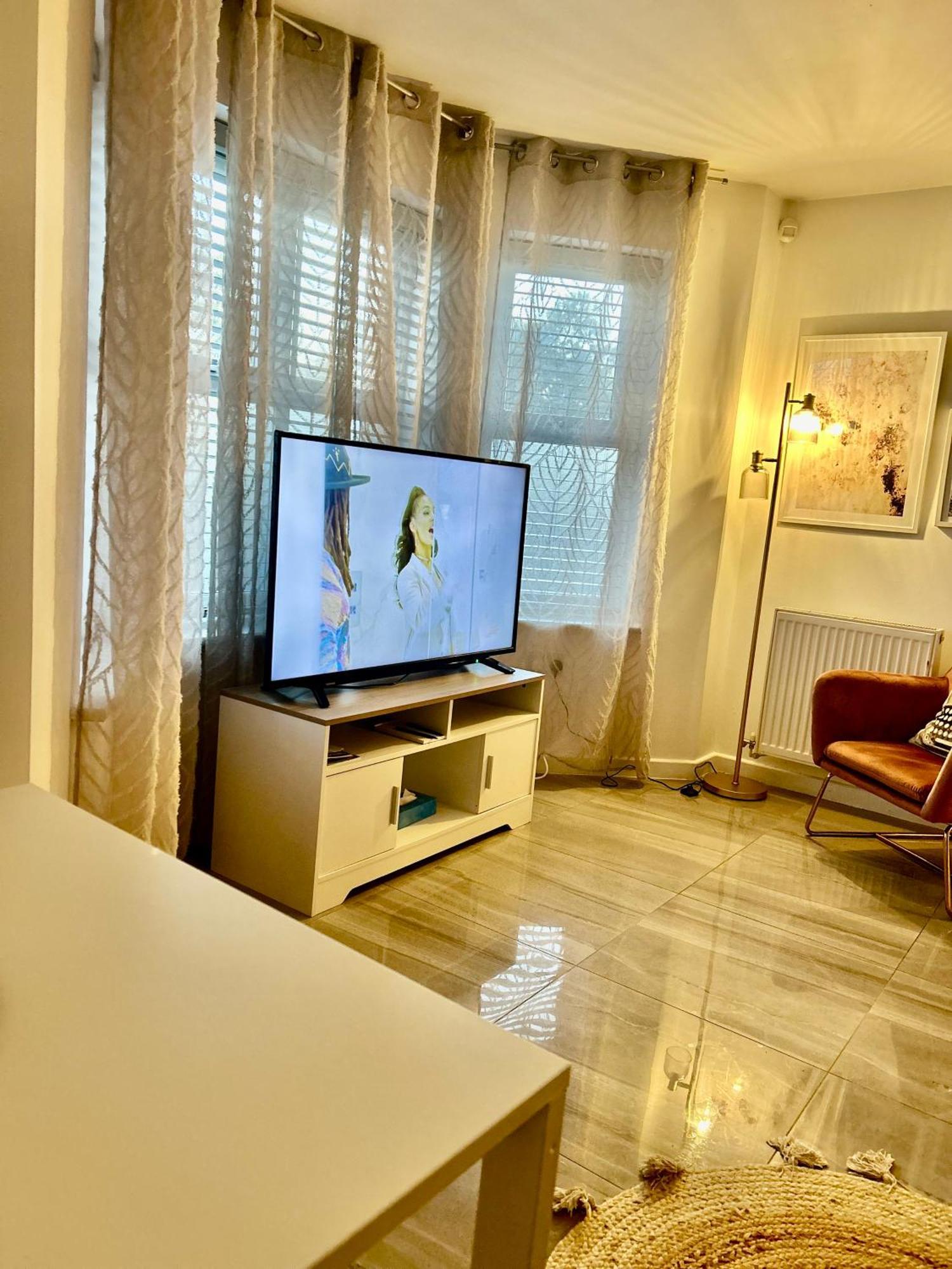 Modern 2 Bed Apartment With Free Parking And Netflix Dawley Ngoại thất bức ảnh