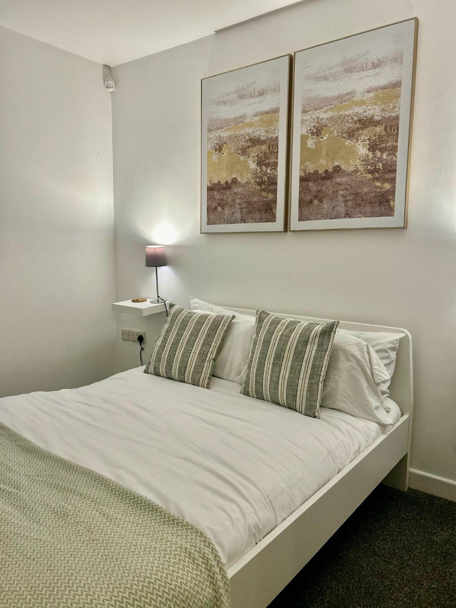 Modern 2 Bed Apartment With Free Parking And Netflix Dawley Ngoại thất bức ảnh