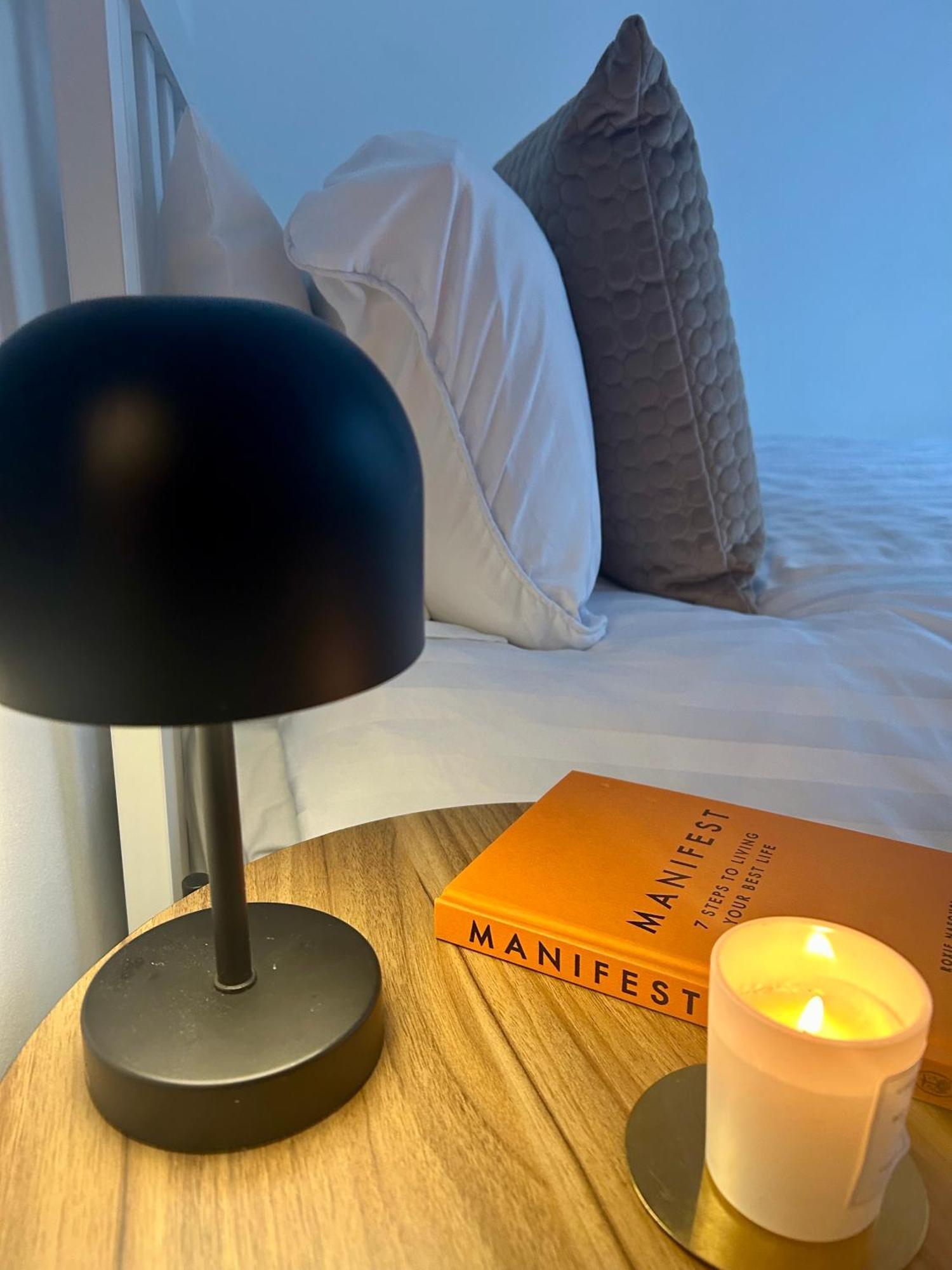 Modern 2 Bed Apartment With Free Parking And Netflix Dawley Ngoại thất bức ảnh