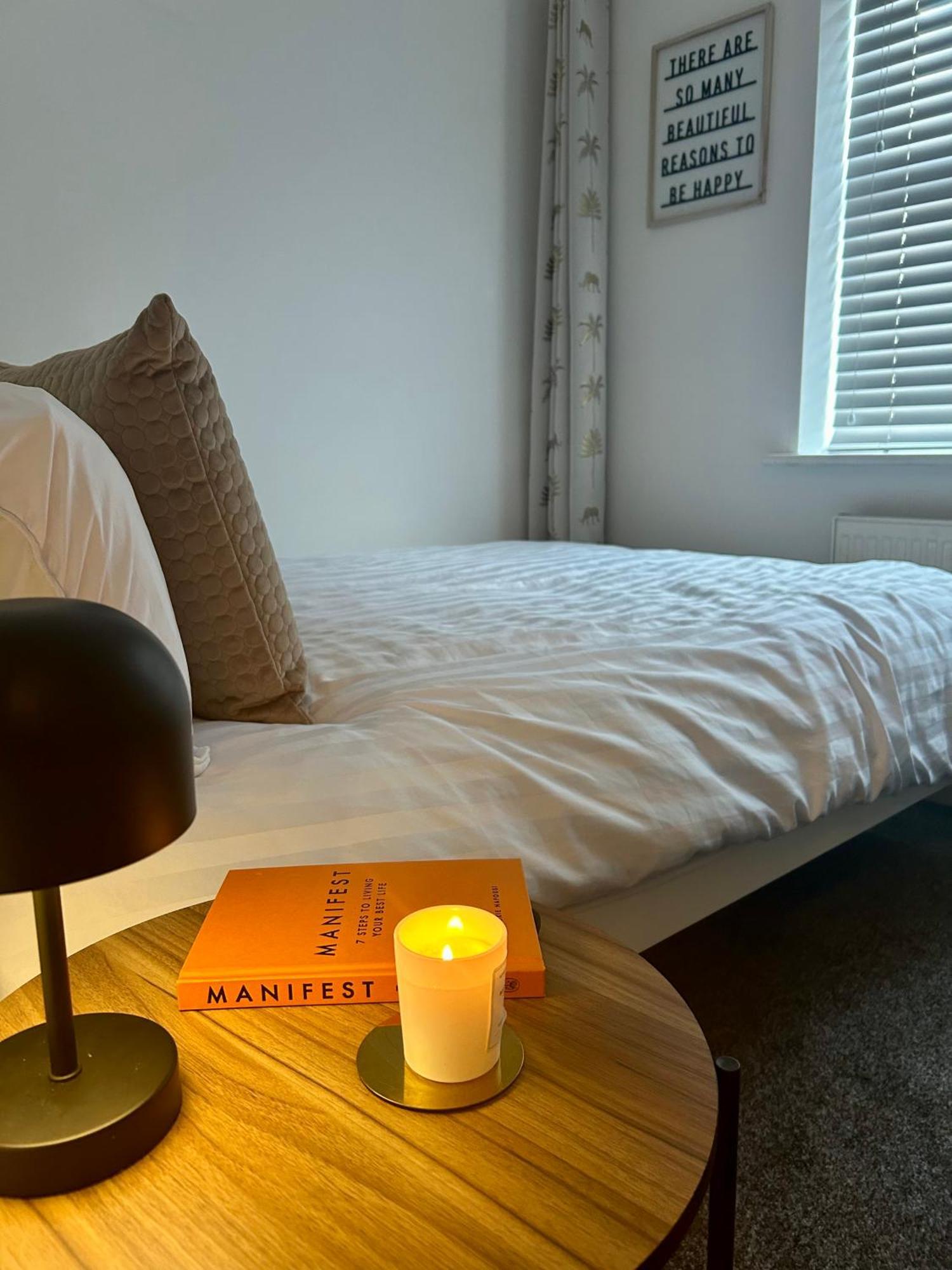 Modern 2 Bed Apartment With Free Parking And Netflix Dawley Ngoại thất bức ảnh