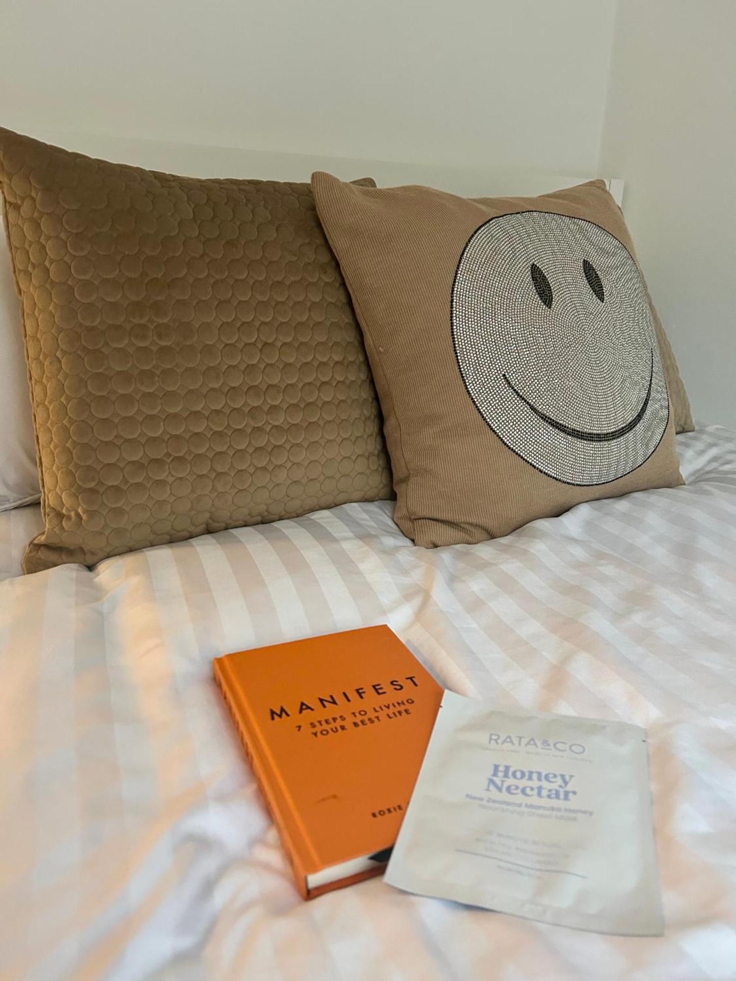 Modern 2 Bed Apartment With Free Parking And Netflix Dawley Ngoại thất bức ảnh