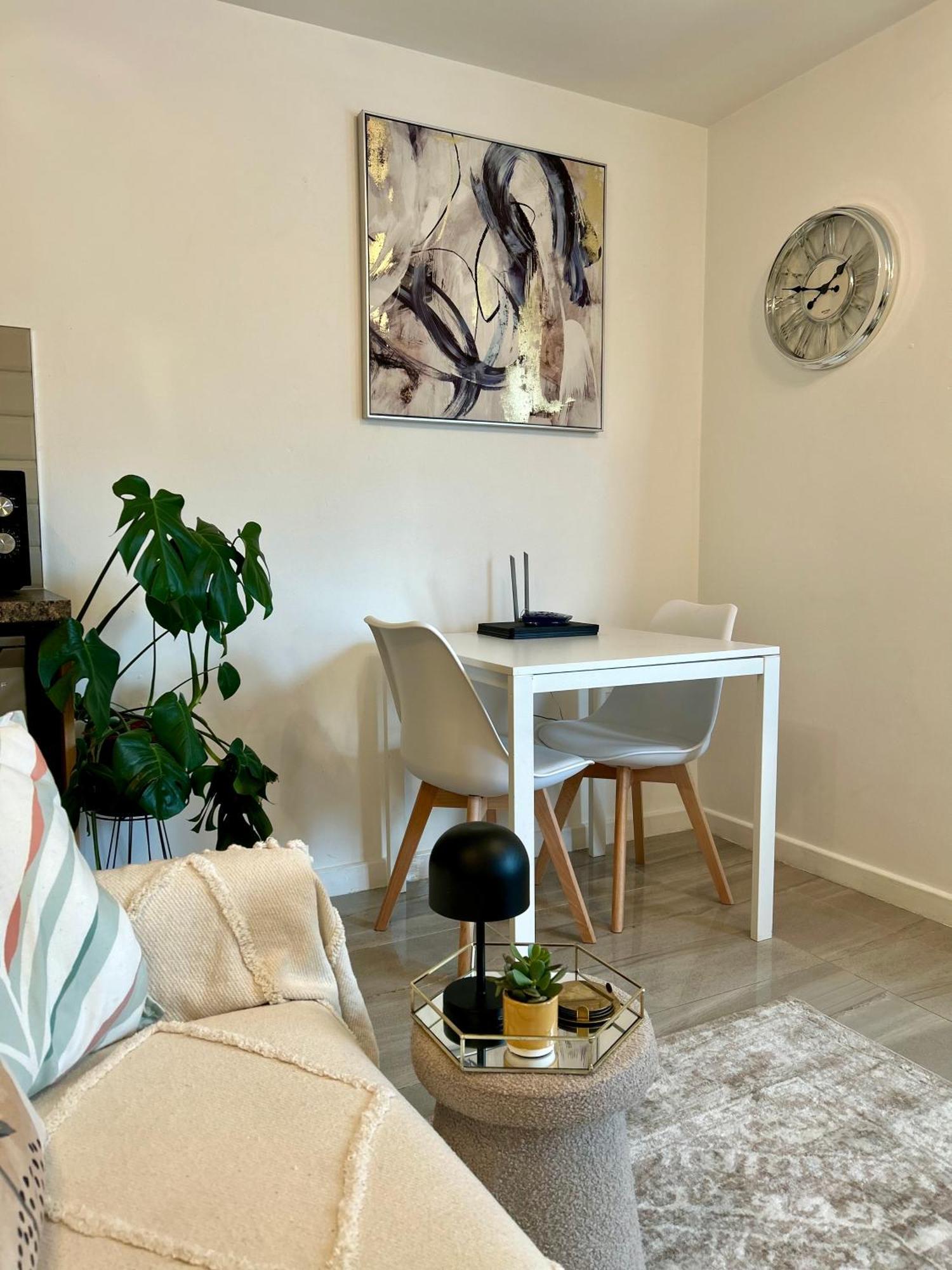 Modern 2 Bed Apartment With Free Parking And Netflix Dawley Ngoại thất bức ảnh