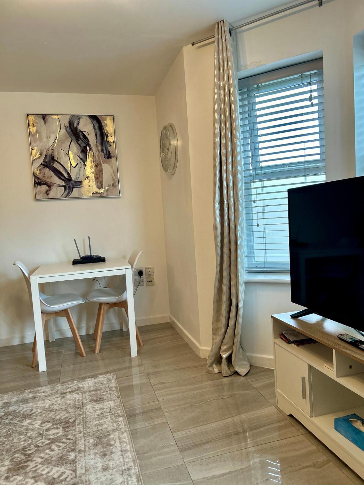 Modern 2 Bed Apartment With Free Parking And Netflix Dawley Ngoại thất bức ảnh
