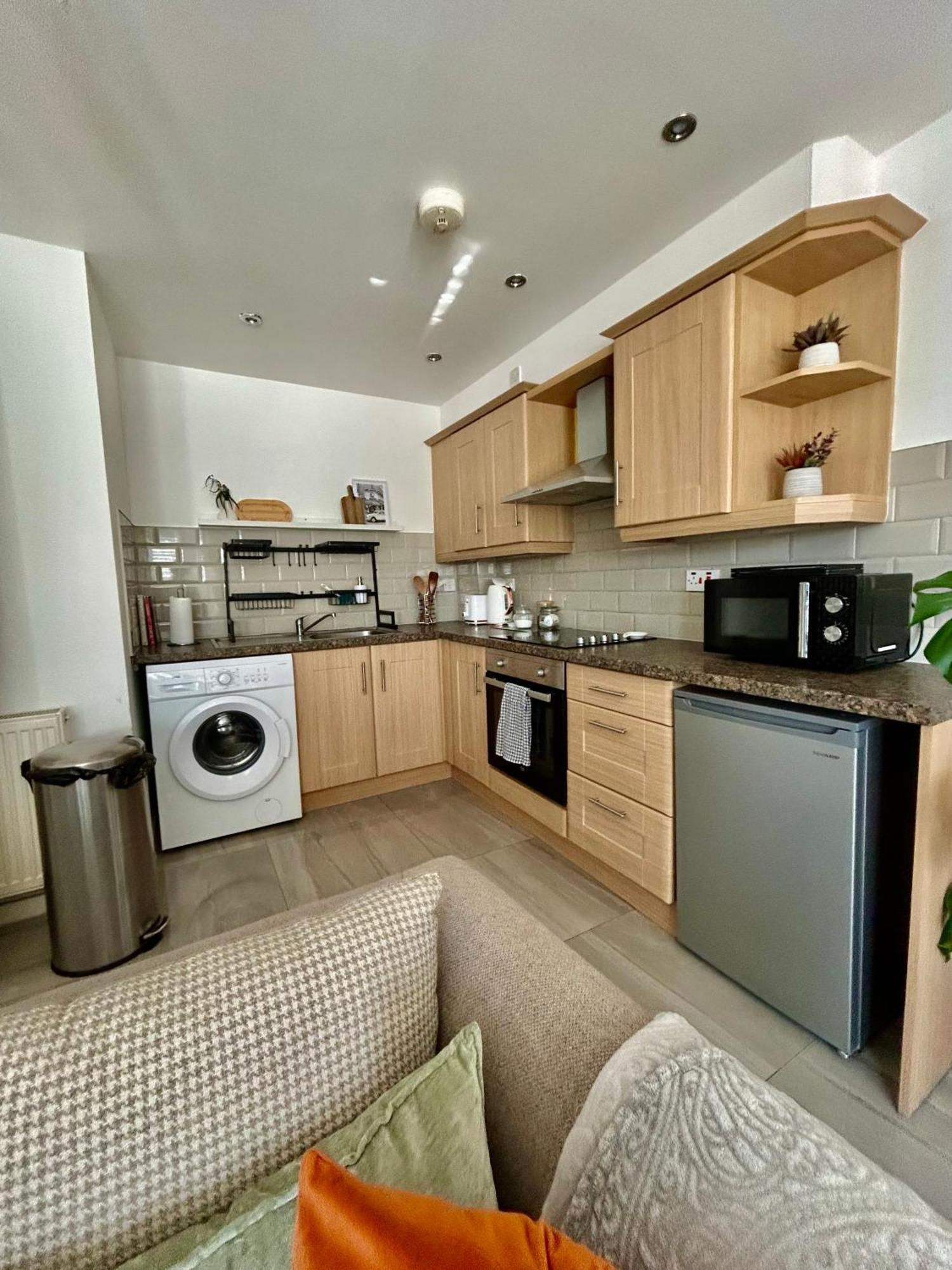 Modern 2 Bed Apartment With Free Parking And Netflix Dawley Ngoại thất bức ảnh
