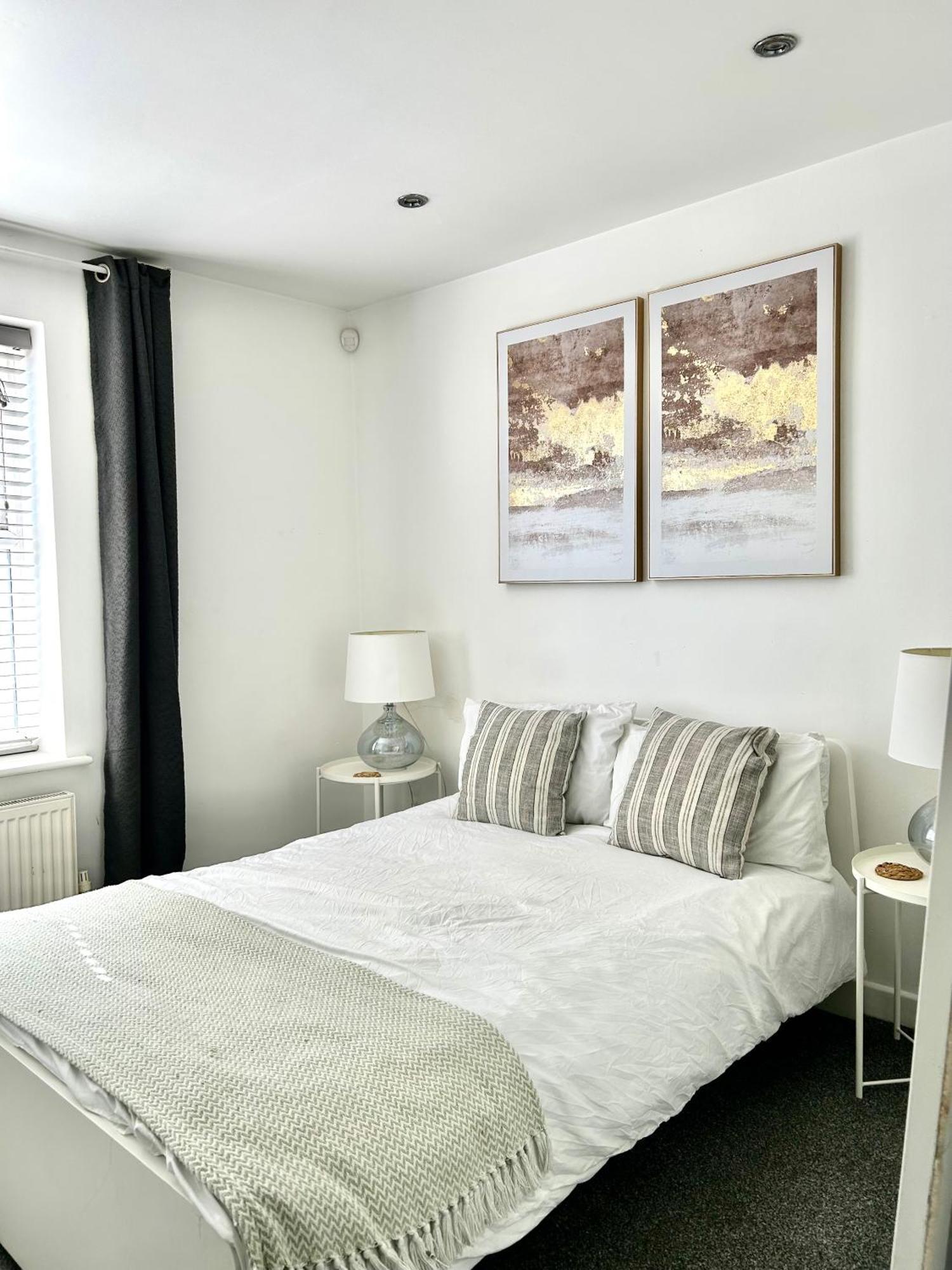 Modern 2 Bed Apartment With Free Parking And Netflix Dawley Ngoại thất bức ảnh