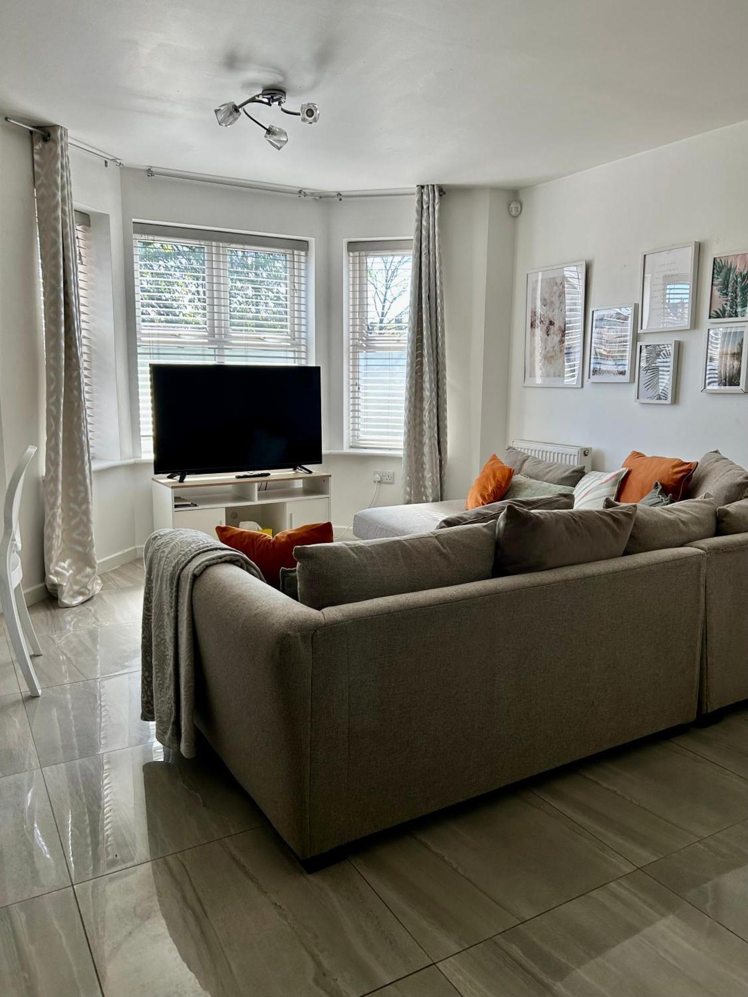 Modern 2 Bed Apartment With Free Parking And Netflix Dawley Ngoại thất bức ảnh